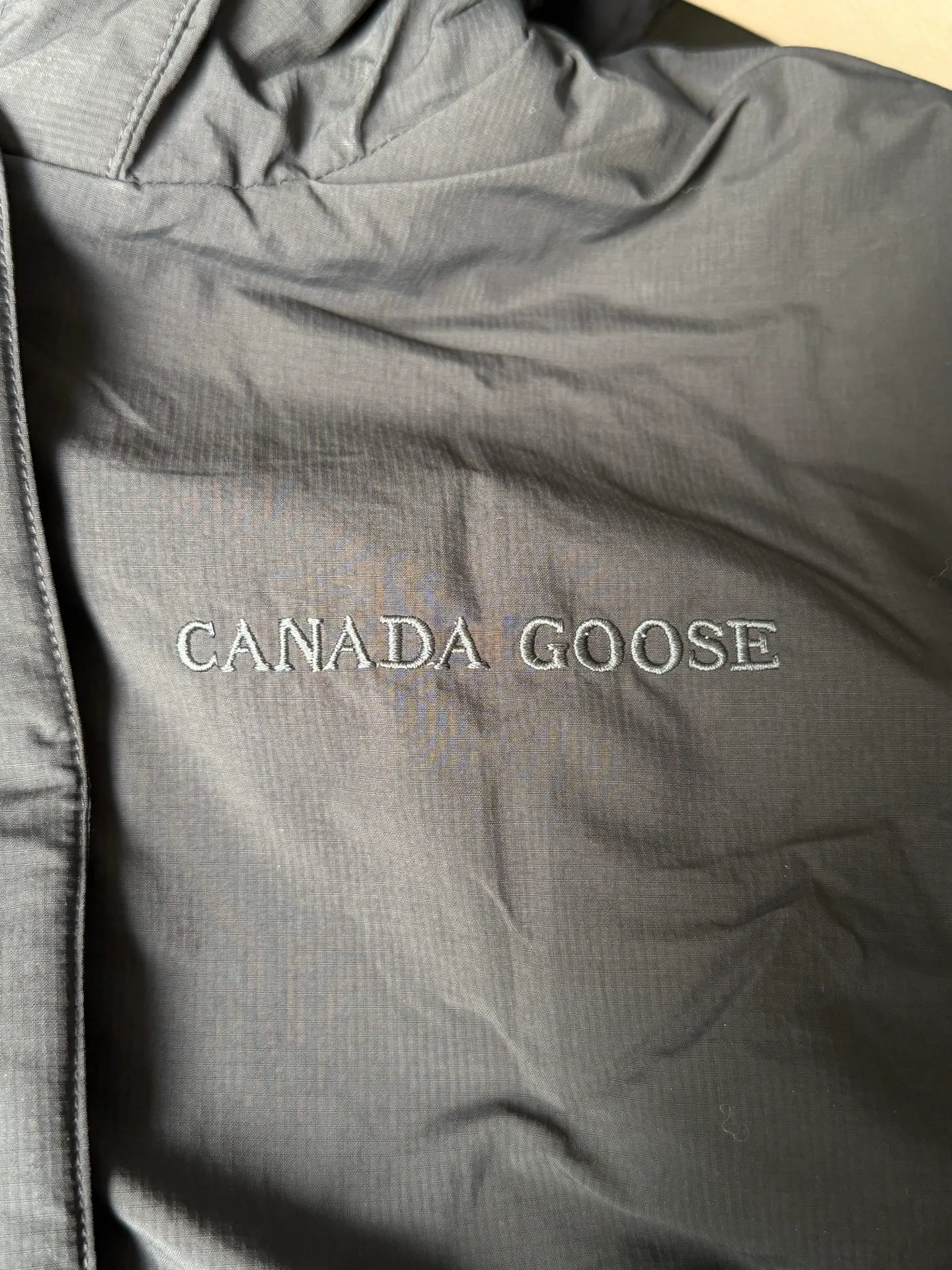 P800 canada goose/大GOose 25 reversible lamb wool flight jacket. It can be worn as a front or back and can be reshaped in any way. The inside and outside are the same color. The embroidered label pattern on the sleeve wall is limited. One side is made of lamb wool. It is delicate and gentle. The plush texture is light and full! The inner lining is polyester, which instantly transforms into an outdoor sports style! Basic neutral style can be combined at will, the most practical size: S M L Color: gray khaki black
